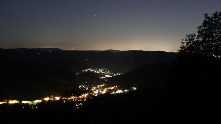 Dieses Bild zeigt eine Webcam-Aufnahme vom Achertal, aufgenommen am Mittwoch, den 17.06.2026 um 23:40 Uhr. Die Temperatur betrug 21.8°C.