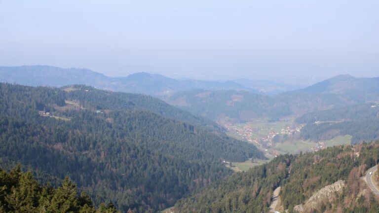 Dieses Bild zeigt eine Webcam-Aufnahme vom Achertal, aufgenommen am Montag, den 23.03.2026 um 09:30 Uhr. Die Temperatur betrug 6.9°C.