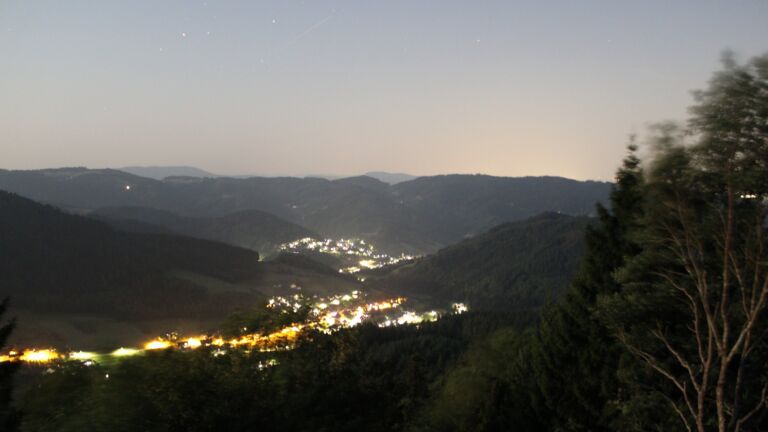 Dieses Bild zeigt eine Webcam-Aufnahme vom Achertal, aufgenommen am Donnerstag, den 30.07.2026 um 23:10 Uhr. Die Temperatur betrug 23.7°C.