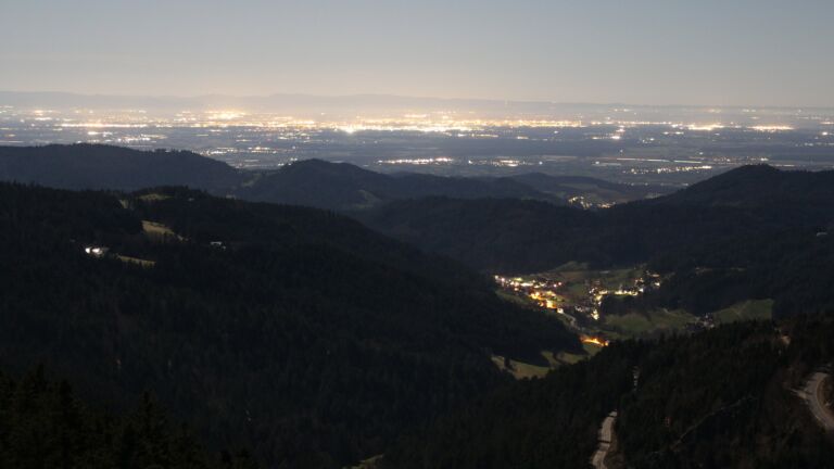 Dieses Bild zeigt eine Webcam-Aufnahme vom Achertal, aufgenommen am Montag, den 02.03.2026 um 02:30 Uhr. Die Temperatur betrug 3.7°C.