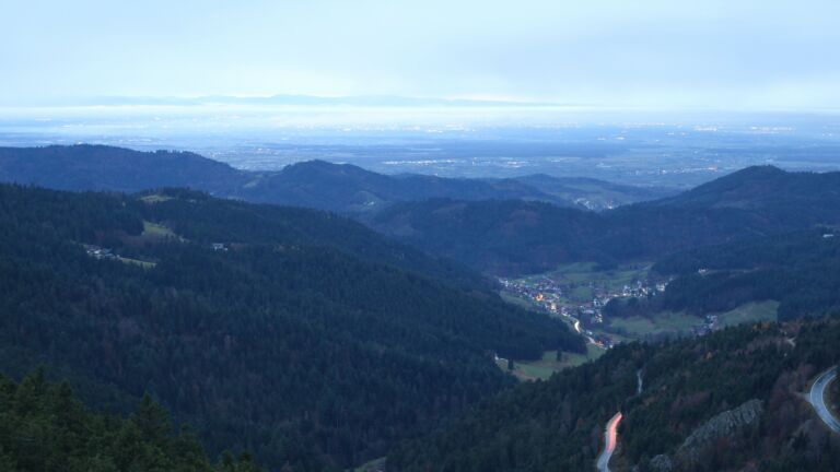Dieses Bild zeigt eine Webcam-Aufnahme vom Achertal, aufgenommen am Sonntag, den 16.11.2025 um 17:10 Uhr. Die Temperatur betrug 6.3°C.