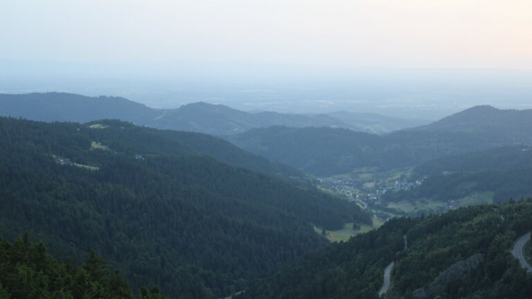 Dieses Bild zeigt eine Webcam-Aufnahme vom Achertal, aufgenommen am Mittwoch, den 25.06.2025 um 21:20 Uhr. Die Temperatur betrug 24.2°C.