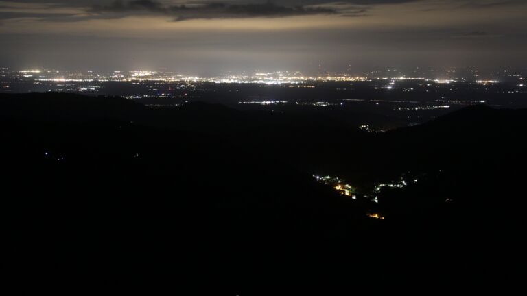 Dieses Bild zeigt eine Webcam-Aufnahme vom Achertal, aufgenommen am Mittwoch, den 23.07.2025 um 02:00 Uhr. Die Temperatur betrug 11.2°C.