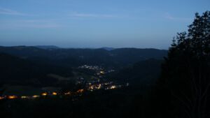 Dieses Bild zeigt eine Webcam-Aufnahme vom Achertal, aufgenommen am Donnerstag, den 18.06.2026 um 04:20 Uhr. Die Temperatur betrug 21.8°C.