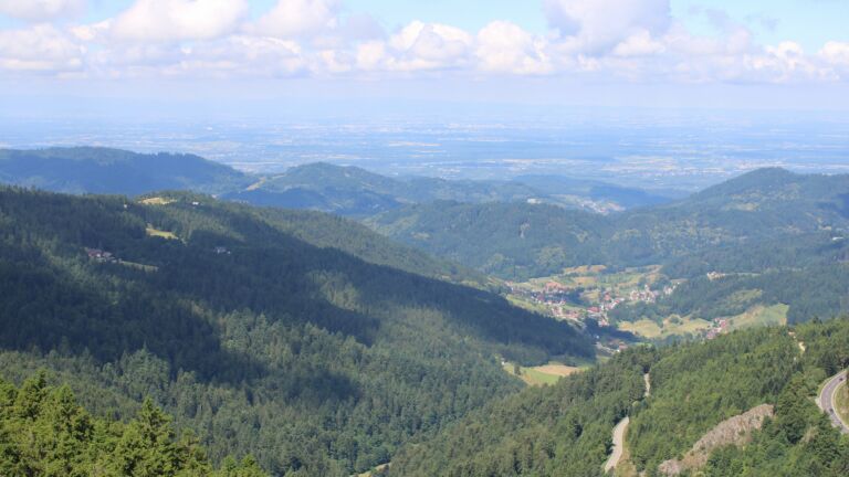 Dieses Bild zeigt eine Webcam-Aufnahme vom Achertal, aufgenommen am Samstag, den 28.06.2025 um 11:10 Uhr. Die Temperatur betrug 22.4°C.