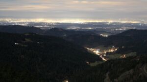 Dieses Bild zeigt eine Webcam-Aufnahme vom Achertal, aufgenommen am Dienstag, den 02.12.2025 um 20:30 Uhr. Die Temperatur betrug 4.7°C.