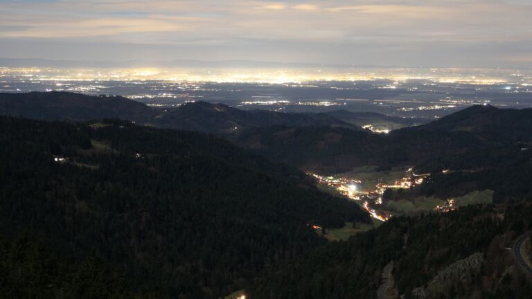 Dieses Bild zeigt eine Webcam-Aufnahme vom Achertal, aufgenommen am Dienstag, den 02.12.2025 um 20:30 Uhr. Die Temperatur betrug 4.7°C.