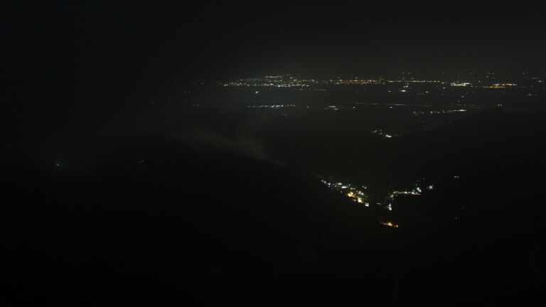 Dieses Bild zeigt eine Webcam-Aufnahme vom Achertal, aufgenommen am Freitag, den 06.06.2025 um 23:30 Uhr. Die Temperatur betrug 11.8°C.