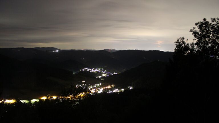 Dieses Bild zeigt eine Webcam-Aufnahme vom Achertal, aufgenommen am Dienstag, den 18.08.2026 um 22:20 Uhr. Die Temperatur betrug 16.1°C.
