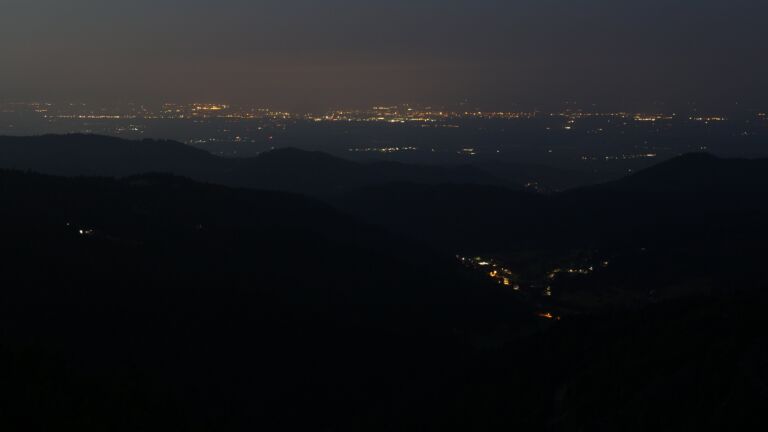 Dieses Bild zeigt eine Webcam-Aufnahme vom Achertal, aufgenommen am Sonntag, den 10.08.2025 um 05:10 Uhr. Die Temperatur betrug 17.2°C.