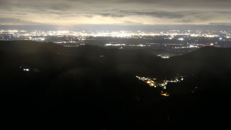 Dieses Bild zeigt eine Webcam-Aufnahme vom Achertal, aufgenommen am Dienstag, den 28.10.2025 um 20:30 Uhr. Die Temperatur betrug 5.7°C.