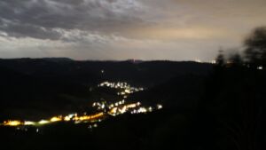 Dieses Bild zeigt eine Webcam-Aufnahme vom Achertal, aufgenommen am Montag, den 24.08.2026 um 23:00 Uhr. Die Temperatur betrug 17.5°C.