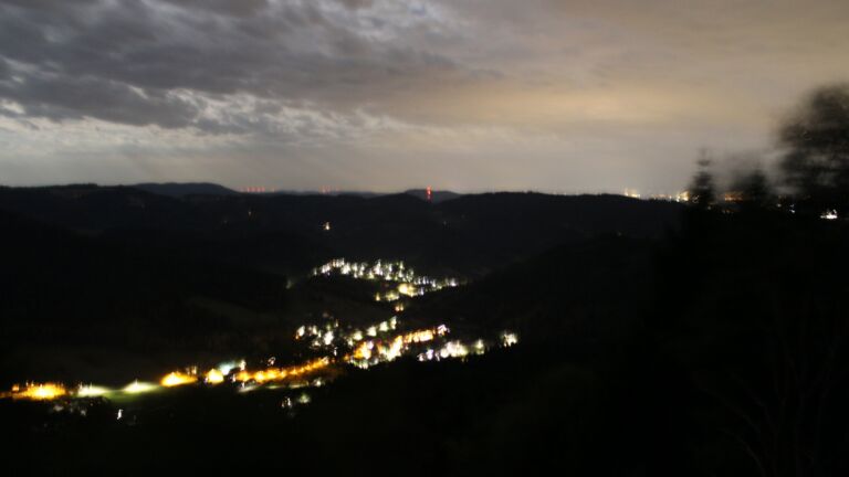 Dieses Bild zeigt eine Webcam-Aufnahme vom Achertal, aufgenommen am Montag, den 24.08.2026 um 23:00 Uhr. Die Temperatur betrug 17.5°C.