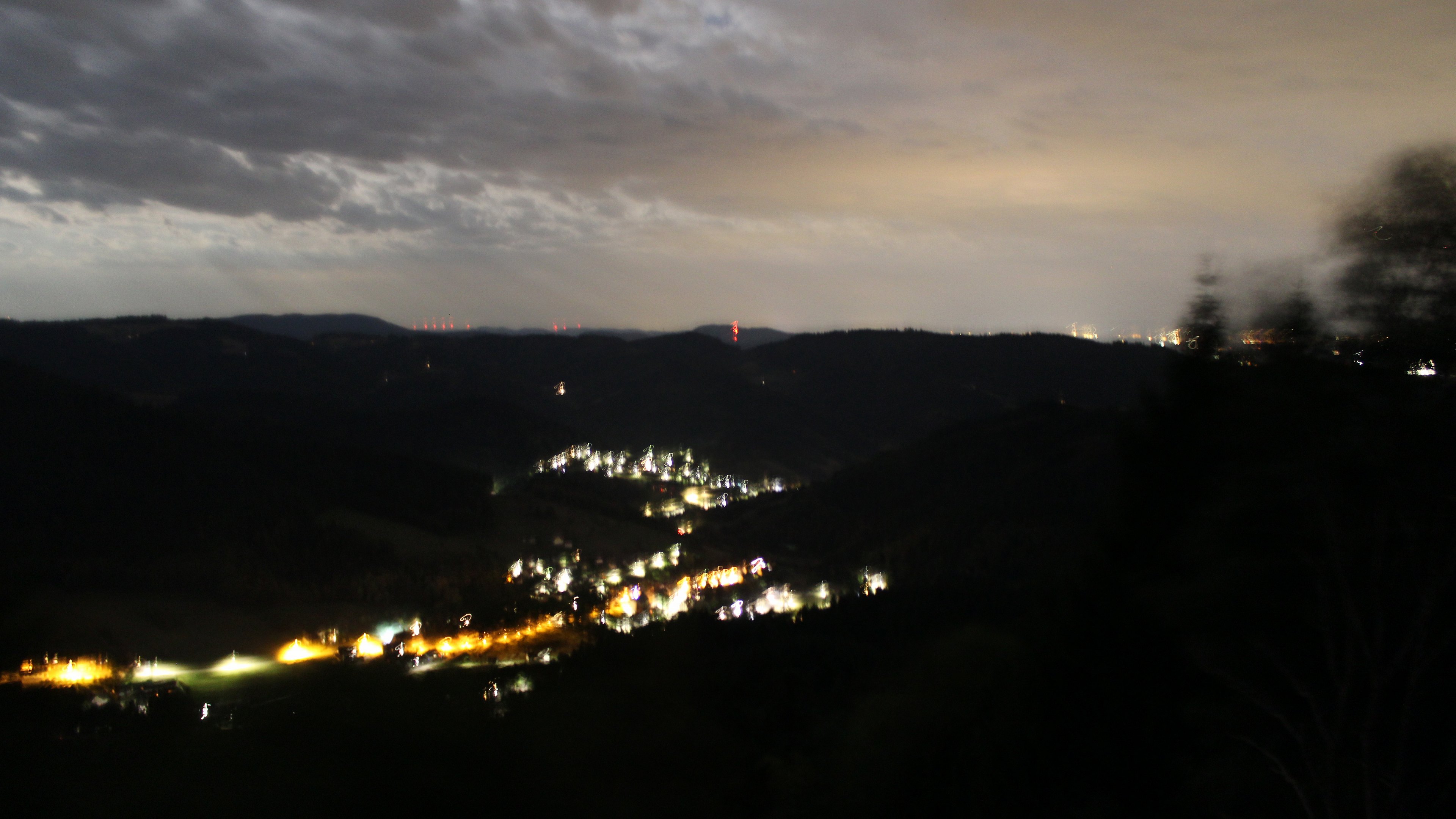Dieses Bild zeigt eine Webcam-Aufnahme vom Achertal, aufgenommen am Montag, den 24.08.2026 um 23:00 Uhr. Die Temperatur betrug 17.5°C.
