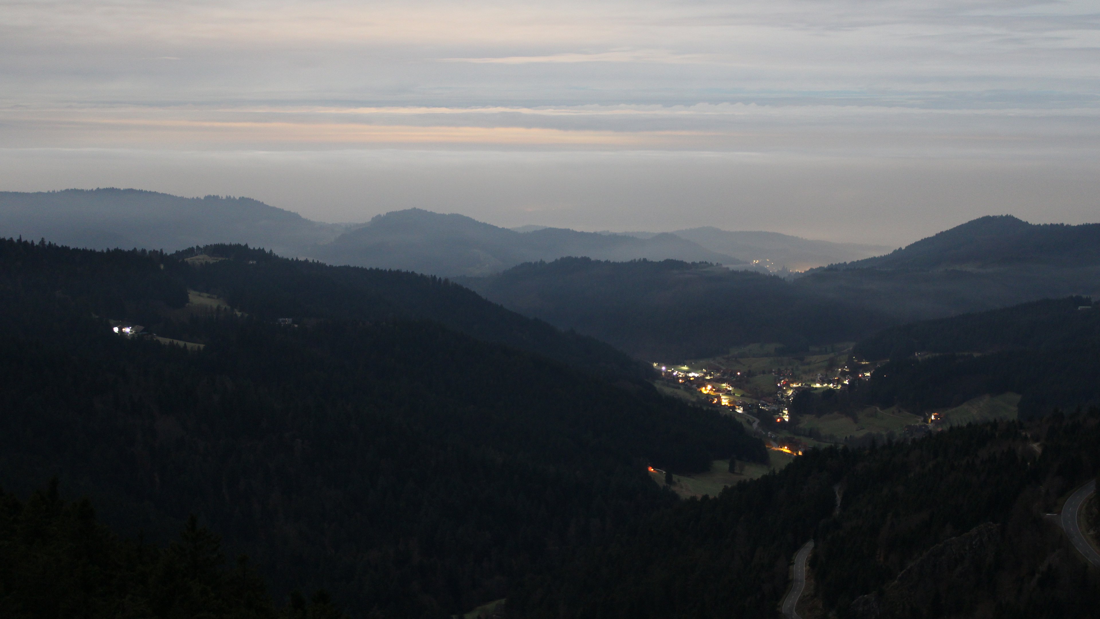 Dieses Bild zeigt eine Webcam-Aufnahme vom Achertal, aufgenommen am Donnerstag, den 04.12.2025 um 01:00 Uhr. Die Temperatur betrug 2.4°C.