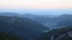 Dieses Bild zeigt eine Webcam-Aufnahme vom Achertal, aufgenommen am Donnerstag, den 05.03.2026 um 07:10 Uhr. Die Temperatur betrug 7.9°C.