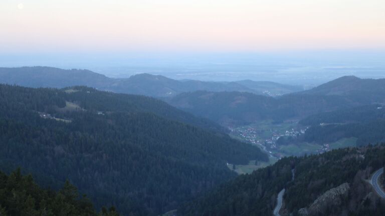 Dieses Bild zeigt eine Webcam-Aufnahme vom Achertal, aufgenommen am Donnerstag, den 05.03.2026 um 07:10 Uhr. Die Temperatur betrug 7.9°C.