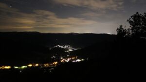 Dieses Bild zeigt eine Webcam-Aufnahme vom Achertal, aufgenommen am Sonntag, den 13.09.2026 um 02:00 Uhr. Die Temperatur betrug 15.6°C.