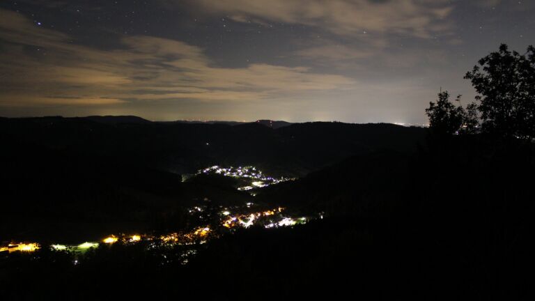 Dieses Bild zeigt eine Webcam-Aufnahme vom Achertal, aufgenommen am Sonntag, den 13.09.2026 um 02:00 Uhr. Die Temperatur betrug 15.6°C.