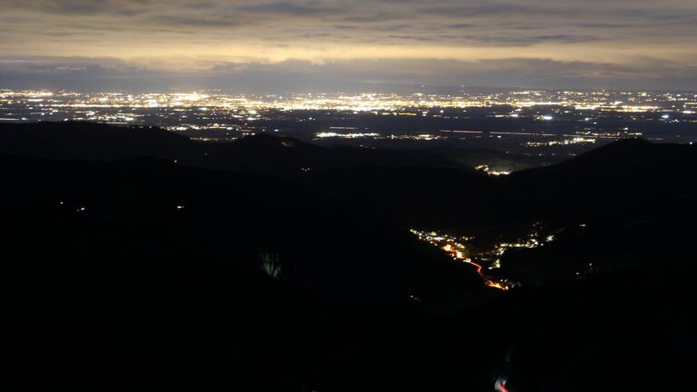 Dieses Bild zeigt eine Webcam-Aufnahme vom Achertal, aufgenommen am Dienstag, den 28.10.2025 um 18:10 Uhr. Die Temperatur betrug 5.6°C.