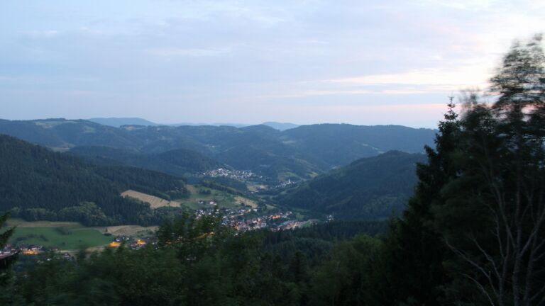 Dieses Bild zeigt eine Webcam-Aufnahme vom Achertal, aufgenommen am Dienstag, den 23.06.2026 um 22:10 Uhr. Die Temperatur betrug 25.4°C.