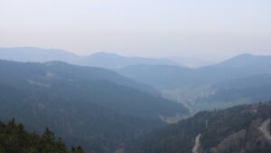 Dieses Bild zeigt eine Webcam-Aufnahme vom Achertal, aufgenommen am Montag, den 23.03.2026 um 12:00 Uhr. Die Temperatur betrug 7.4°C.