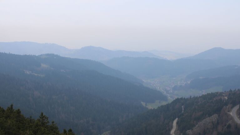 Dieses Bild zeigt eine Webcam-Aufnahme vom Achertal, aufgenommen am Montag, den 23.03.2026 um 12:00 Uhr. Die Temperatur betrug 7.4°C.