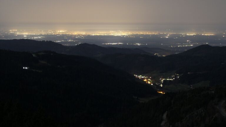 Dieses Bild zeigt eine Webcam-Aufnahme vom Achertal, aufgenommen am Freitag, den 06.03.2026 um 02:30 Uhr. Die Temperatur betrug 11.1°C.