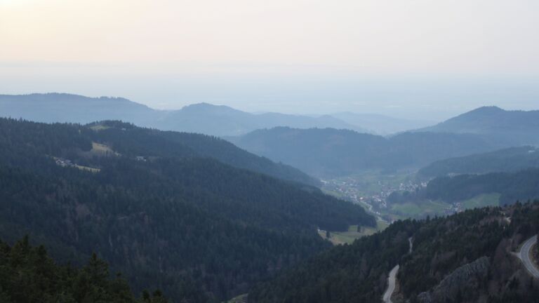 Dieses Bild zeigt eine Webcam-Aufnahme vom Achertal, aufgenommen am Freitag, den 06.03.2026 um 17:50 Uhr. Die Temperatur betrug 11.1°C.