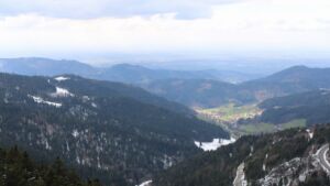 Dieses Bild zeigt eine Webcam-Aufnahme vom Achertal, aufgenommen am Mittwoch, den 01.04.2026 um 15:20 Uhr. Die Temperatur betrug 2.1°C.