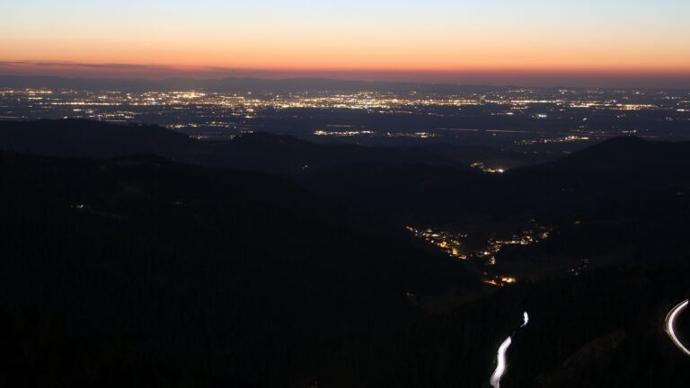 Dieses Bild zeigt eine Webcam-Aufnahme vom Achertal, aufgenommen am Montag, den 02.03.2026 um 19:10 Uhr. Die Temperatur betrug 6.9°C.