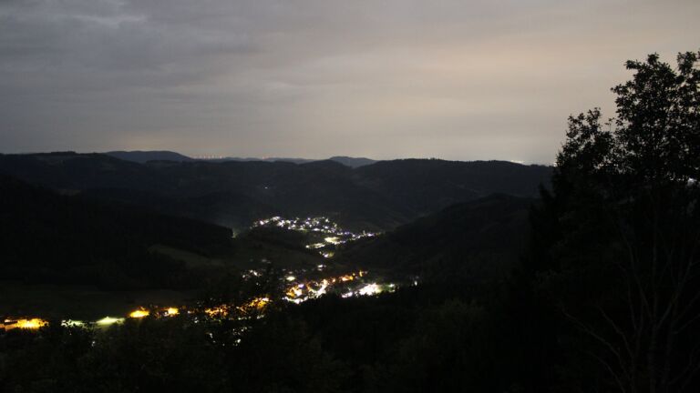 Dieses Bild zeigt eine Webcam-Aufnahme vom Achertal, aufgenommen am Donnerstag, den 01.10.2026 um 04:00 Uhr. Die Temperatur betrug 19°C.