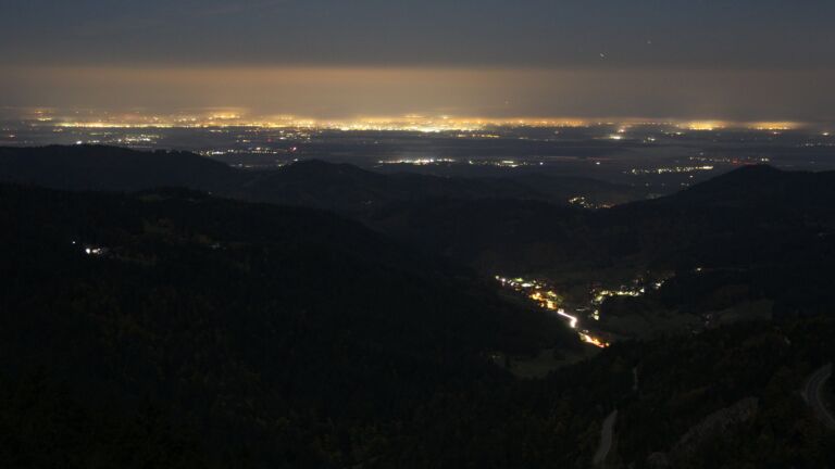 Dieses Bild zeigt eine Webcam-Aufnahme vom Achertal, aufgenommen am Sonntag, den 12.10.2025 um 02:30 Uhr. Die Temperatur betrug 6.4°C.