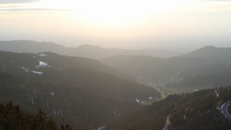 Dieses Bild zeigt eine Webcam-Aufnahme vom Achertal, aufgenommen am Freitag, den 03.04.2026 um 19:30 Uhr. Die Temperatur betrug 5.8°C.