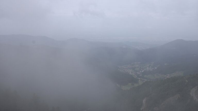 Dieses Bild zeigt eine Webcam-Aufnahme vom Achertal, aufgenommen am Sonntag, den 27.07.2025 um 10:30 Uhr. Die Temperatur betrug 14°C.