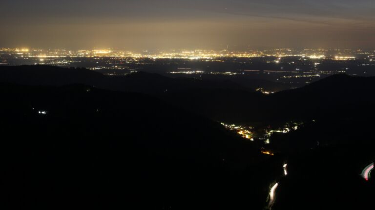 Dieses Bild zeigt eine Webcam-Aufnahme vom Achertal, aufgenommen am Samstag, den 09.05.2026 um 22:30 Uhr. Die Temperatur betrug 12.3°C.