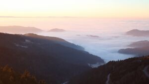 Dieses Bild zeigt eine Webcam-Aufnahme vom Achertal, aufgenommen am Montag, den 29.12.2025 um 16:30 Uhr. Die Temperatur betrug 3.3°C.