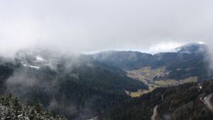 Dieses Bild zeigt eine Webcam-Aufnahme vom Achertal, aufgenommen am Montag, den 02.02.2026 um 12:50 Uhr. Die Temperatur betrug 2.3°C.