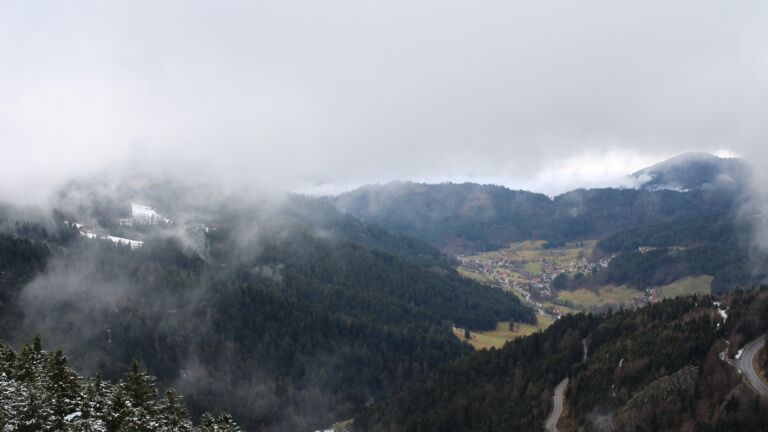 Dieses Bild zeigt eine Webcam-Aufnahme vom Achertal, aufgenommen am Montag, den 02.02.2026 um 12:50 Uhr. Die Temperatur betrug 2.3°C.