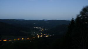 Dieses Bild zeigt eine Webcam-Aufnahme vom Achertal, aufgenommen am Freitag, den 22.05.2026 um 04:40 Uhr. Die Temperatur betrug 15.5°C.