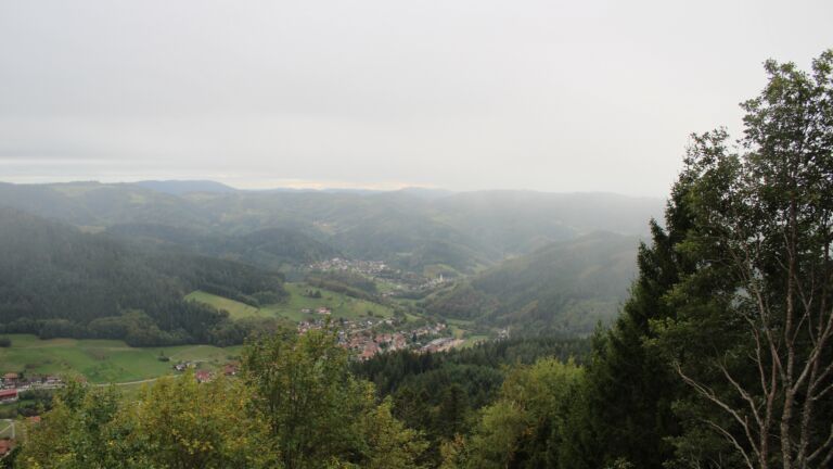 Dieses Bild zeigt eine Webcam-Aufnahme vom Achertal, aufgenommen am Dienstag, den 13.10.2026 um 17:30 Uhr. Die Temperatur betrug 12.8°C.