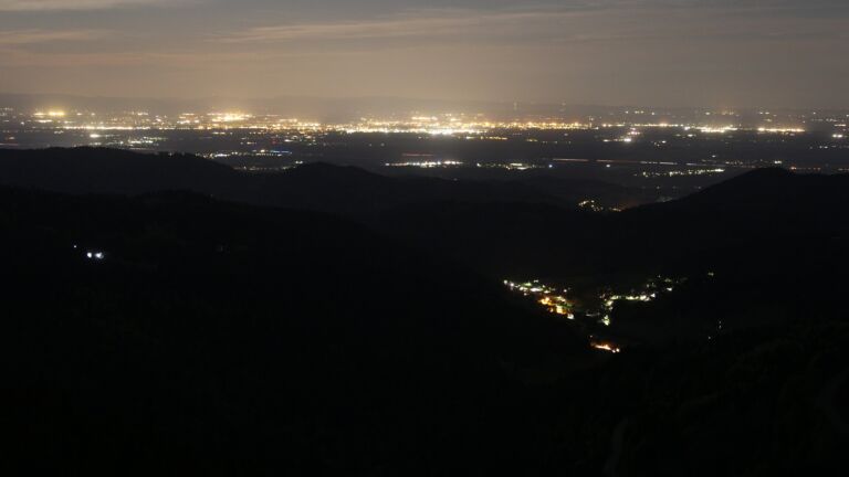 Dieses Bild zeigt eine Webcam-Aufnahme vom Achertal, aufgenommen am Dienstag, den 28.04.2026 um 03:30 Uhr. Die Temperatur betrug 10.2°C.