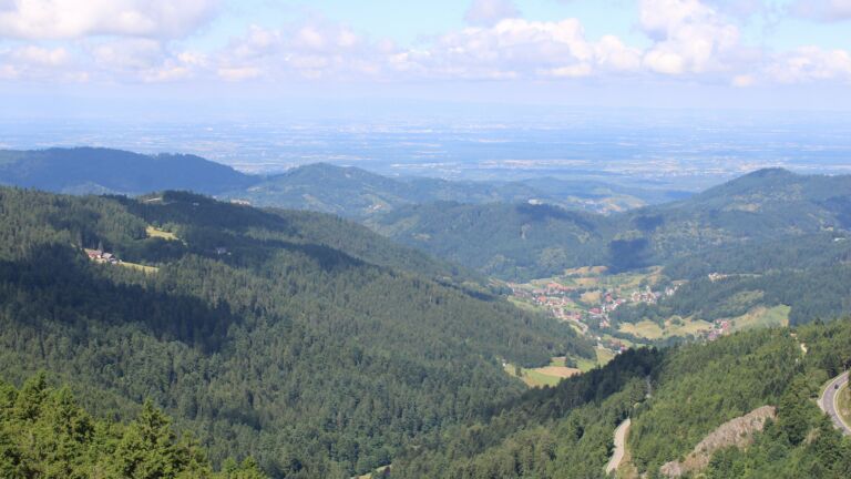 Dieses Bild zeigt eine Webcam-Aufnahme vom Achertal, aufgenommen am Samstag, den 28.06.2025 um 11:00 Uhr. Die Temperatur betrug 20.9°C.