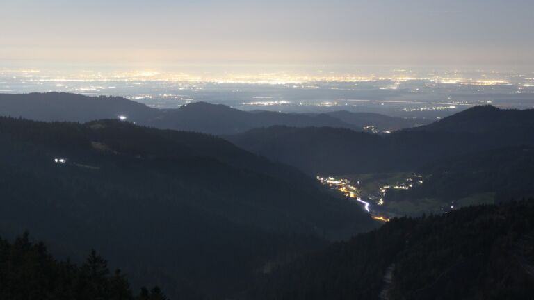 Dieses Bild zeigt eine Webcam-Aufnahme vom Achertal, aufgenommen am Donnerstag, den 05.03.2026 um 05:50 Uhr. Die Temperatur betrug 5.1°C.