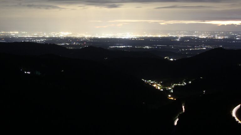 Dieses Bild zeigt eine Webcam-Aufnahme vom Achertal, aufgenommen am Montag, den 01.09.2025 um 21:10 Uhr. Die Temperatur betrug 12.6°C.