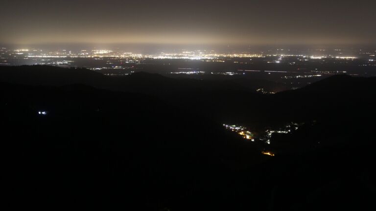 Dieses Bild zeigt eine Webcam-Aufnahme vom Achertal, aufgenommen am Freitag, den 14.11.2025 um 03:00 Uhr. Die Temperatur betrug 16.9°C.