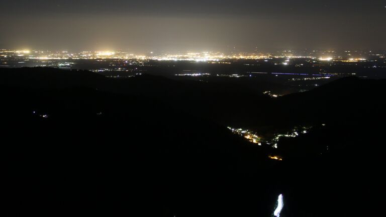 Dieses Bild zeigt eine Webcam-Aufnahme vom Achertal, aufgenommen am Donnerstag, den 15.05.2025 um 23:30 Uhr. Die Temperatur betrug 6.5°C.