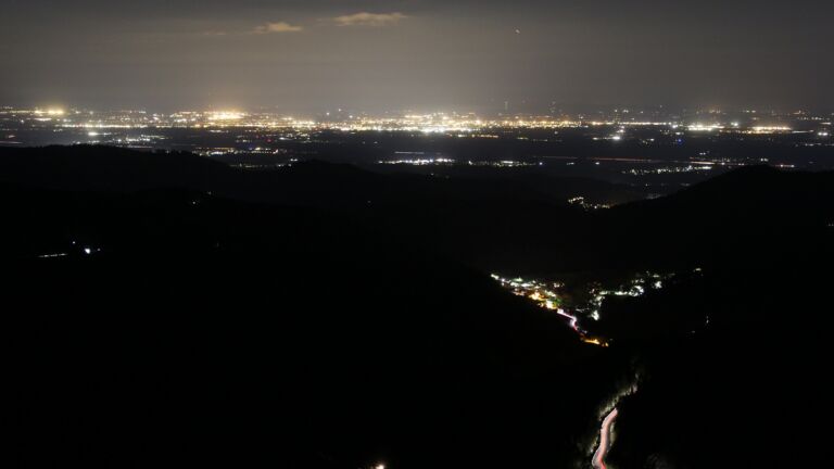 Dieses Bild zeigt eine Webcam-Aufnahme vom Achertal, aufgenommen am Samstag, den 18.04.2026 um 00:00 Uhr. Die Temperatur betrug 12.1°C.