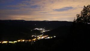 Dieses Bild zeigt eine Webcam-Aufnahme vom Achertal, aufgenommen am Sonntag, den 17.05.2026 um 22:40 Uhr. Die Temperatur betrug 10.8°C.