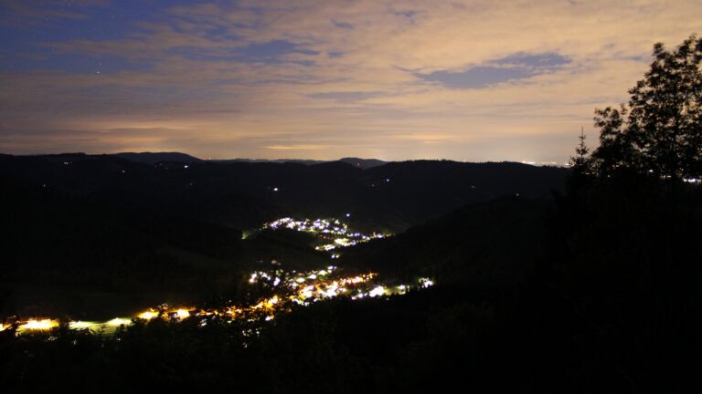 Dieses Bild zeigt eine Webcam-Aufnahme vom Achertal, aufgenommen am Sonntag, den 17.05.2026 um 22:40 Uhr. Die Temperatur betrug 10.8°C.